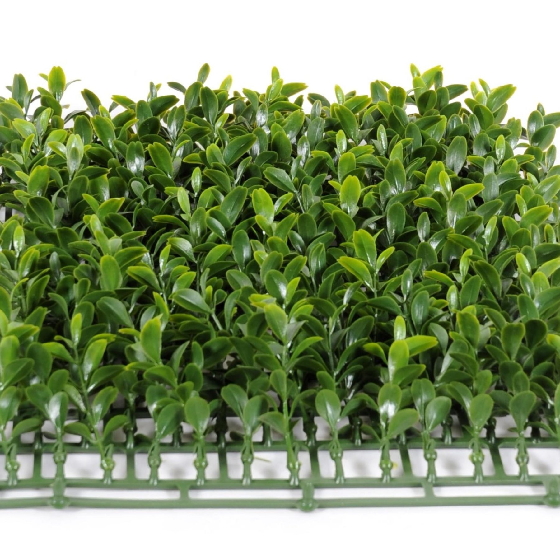 Vue complémentaire : plaque carrée de buis artificiel vert sur base plastique
